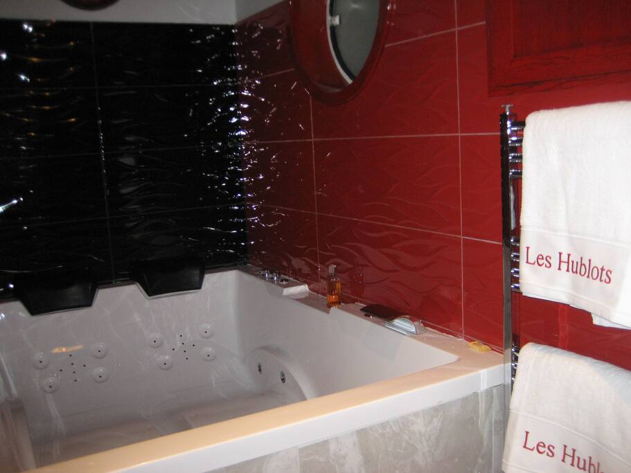 Jacuzzi intérieur avec sèche-serviettes et drap de bain