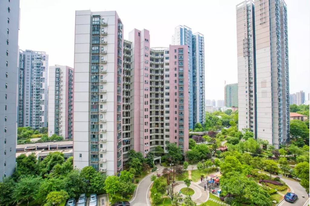 小区环境优美。