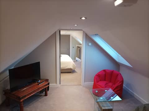 Ny 1 sengs leilighet som passer til en dobbeltseng eller dobbeltseng.