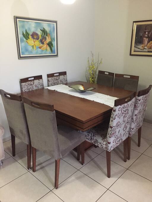 Mesa de jantar com 8 cadeiras