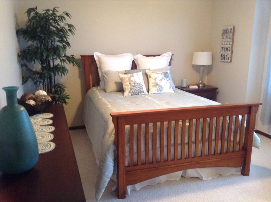 Queen bed.