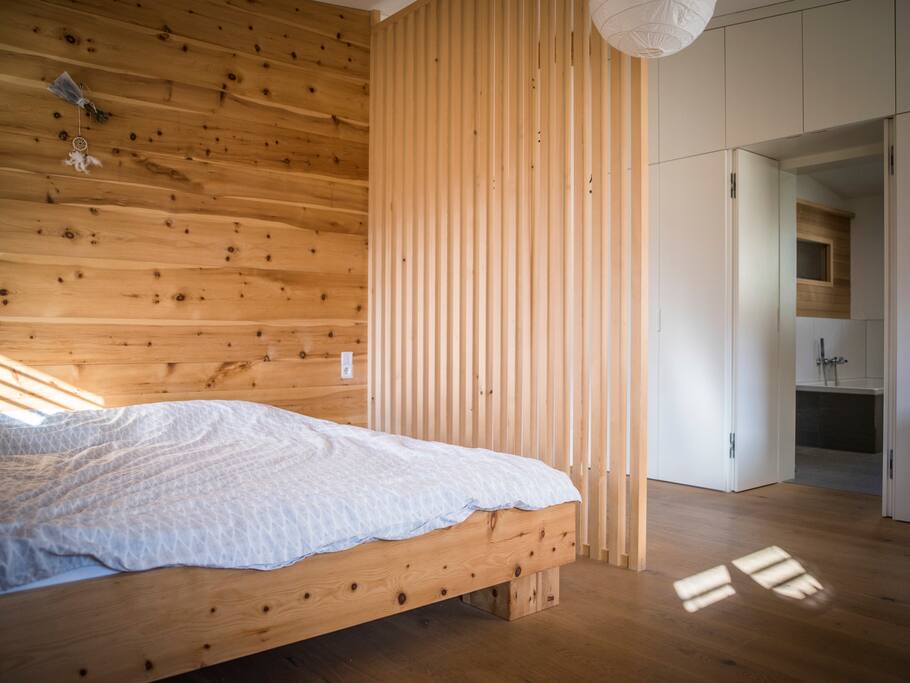 Elternzimmer in Zirbenholz