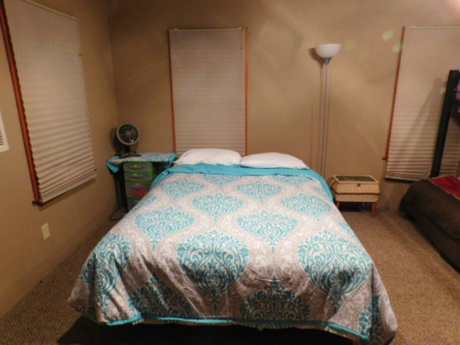 Queen, sleeps 2