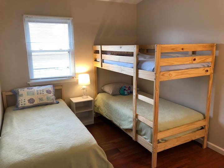 двуетажни легла плюс двойно легло