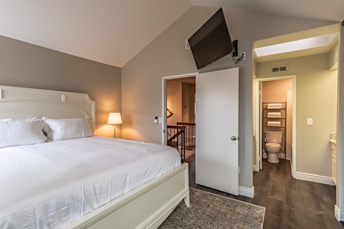 Hlavná spálňa so sprievodnou hlavnou kúpeľňou s vlastnou kúpeľňou. Nová manželská posteľ California King s vrchnou vrstvou z pamäťovej peny. Dvojité umývadlá a záhradná vaňa/sprcha. Veľký zrkadlový šatník a klenutý strop. Komoda vo vnútri skrine na dodatočné uloženie. Roku tv na stene. 