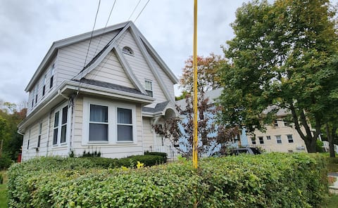 Spacious 3-BR Colonial Home Close to Amenities