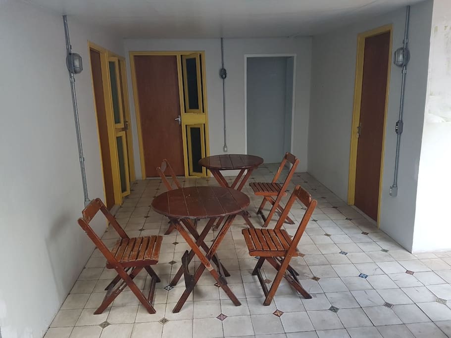 Espaço externo com acesso aos Quartos e banheiros