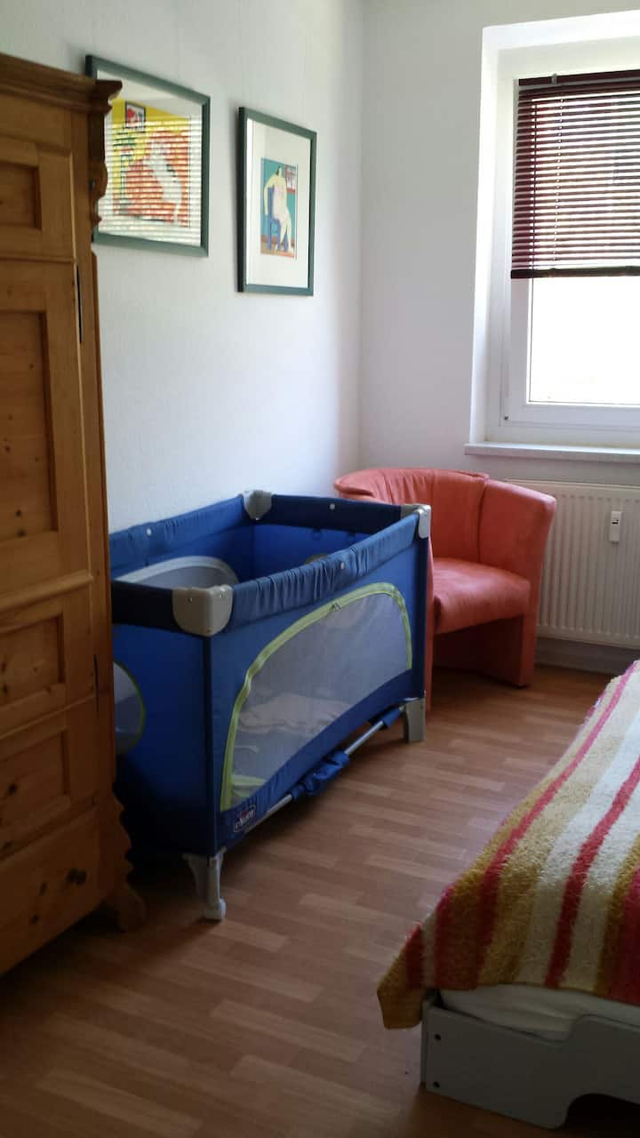 Habitación infantil con cuna de viaje y/o
3. Cama ( también para buceadores ), así como armario  para los huéspedes.