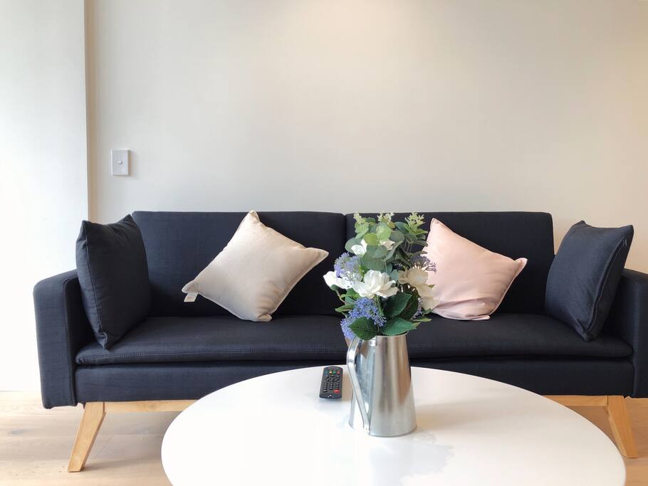 客厅 超舒适沙发 轻轻一拽就是沙发床 Liiving room with sofa bed。