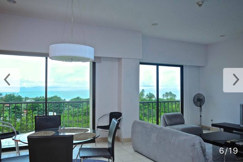El Lujoso Condominio 5to Piso, Jaco Bay, situado en Jacó, alberga piscina al aire libre. Ofrece alojamiento independiente con conexión WiFi gratuita y aparcamiento privado gratuito. El alojamiento dispone de TV, aire acondicionado, balcón, cocina …