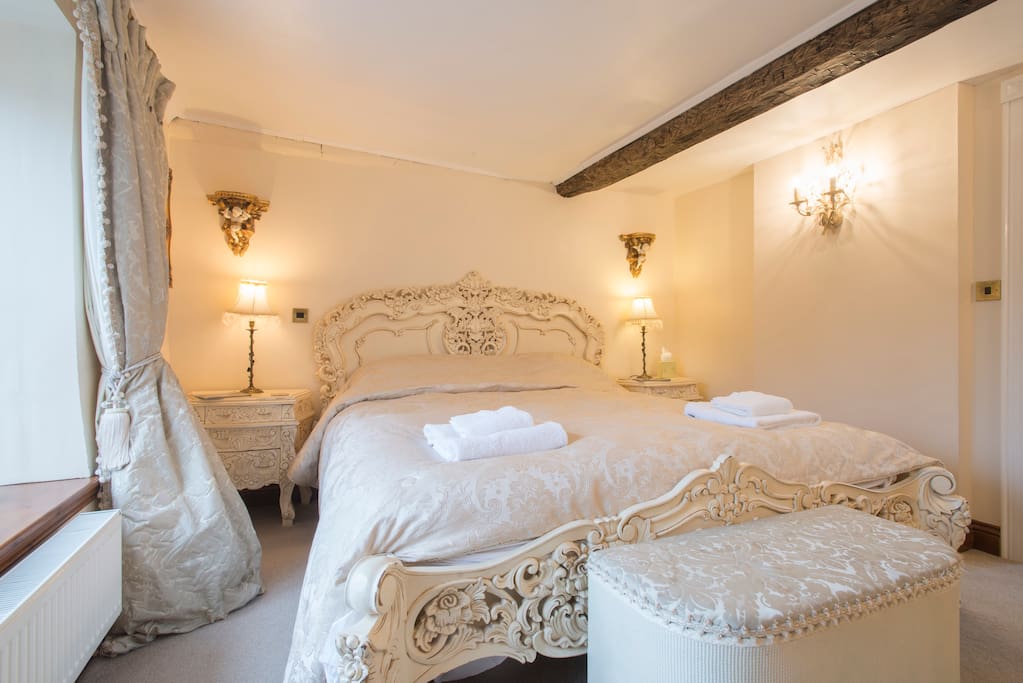 THE SERENADE ROOM 4