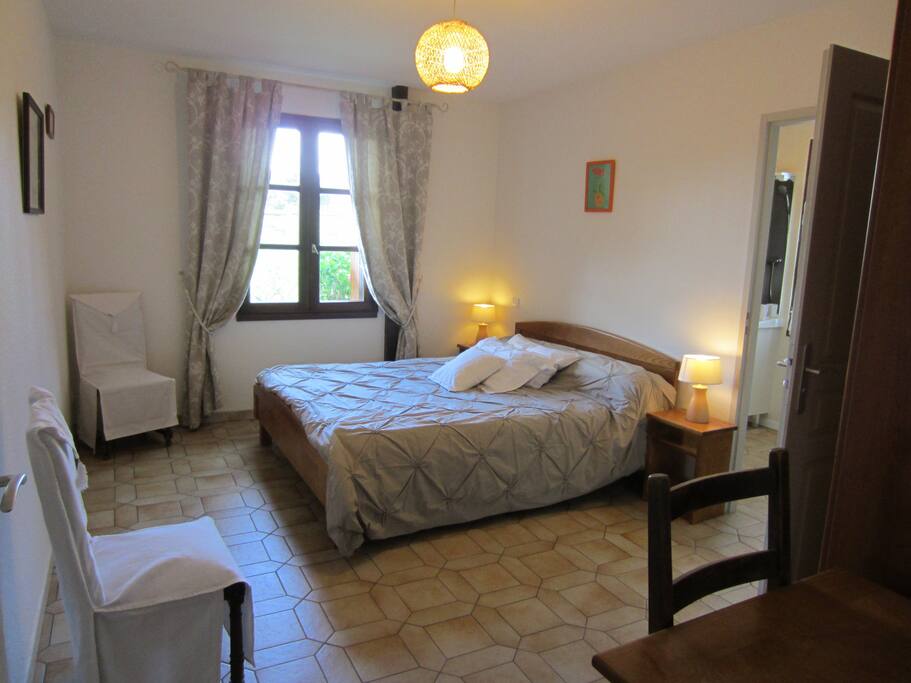 Chambre avec salle de bain et wc