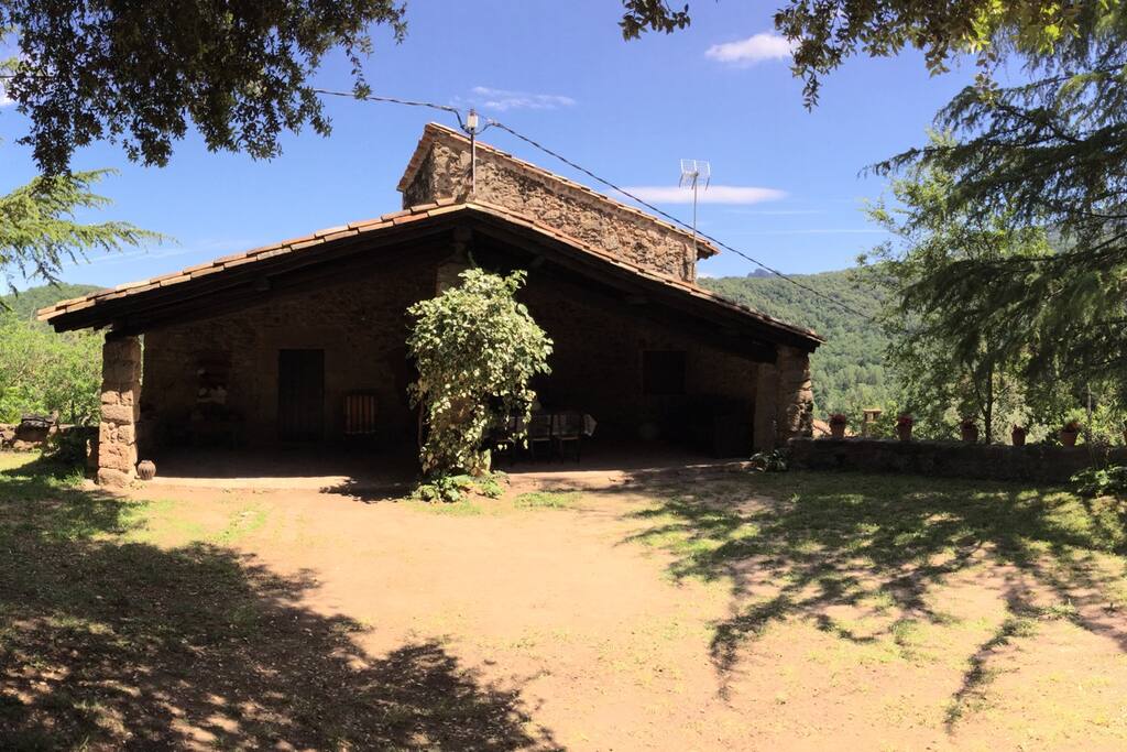 Entrada, porxo i espai per aparcar