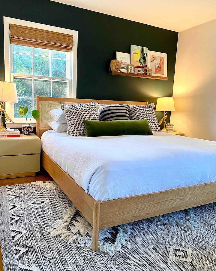 Chumba cha kulala cha kiwango cha juu kilicho na chumba cha kulala. Kitanda cha ukubwa wa kifalme, godoro la Casper, mashuka ya pamba ya asili. Kabati la chini na kabati lenye nafasi kubwa ya kuhifadhi! 