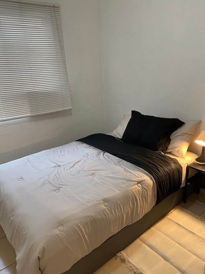 Соба бр. 2 со брачен кревет (широк 150-179 см) 