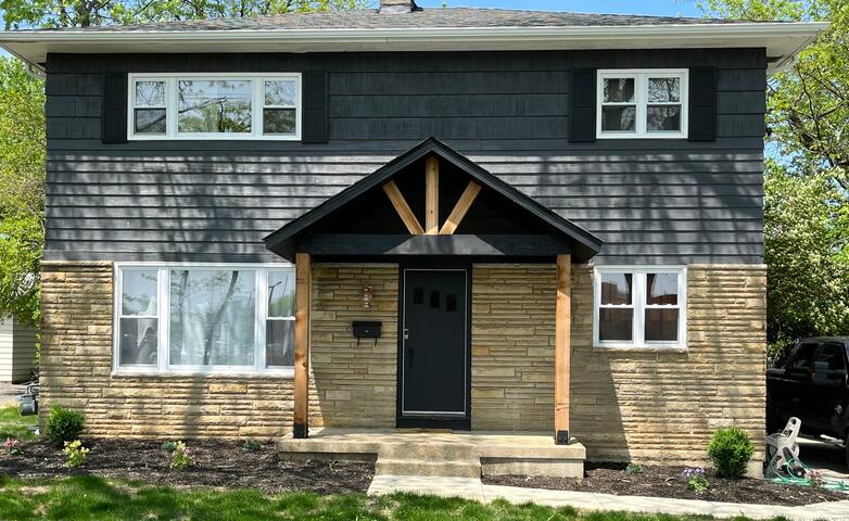 Lite & Bright 4 Bed | Hot Tub| Yard | Priv Parking gallery image 5