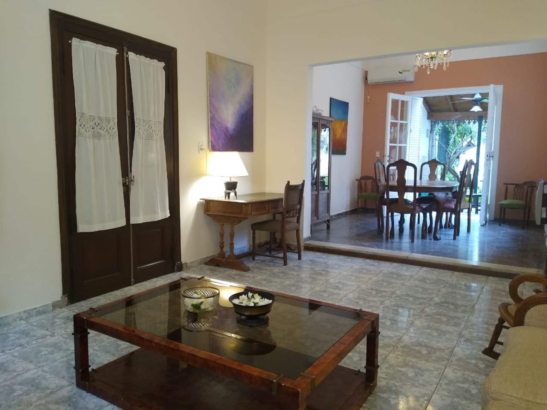 Casa com área verde, piscina e churrasqueira em Colegiales