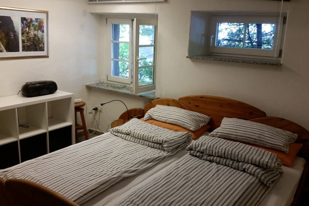 Schlafzimmer mit Doppelbett (2 Matratzen)