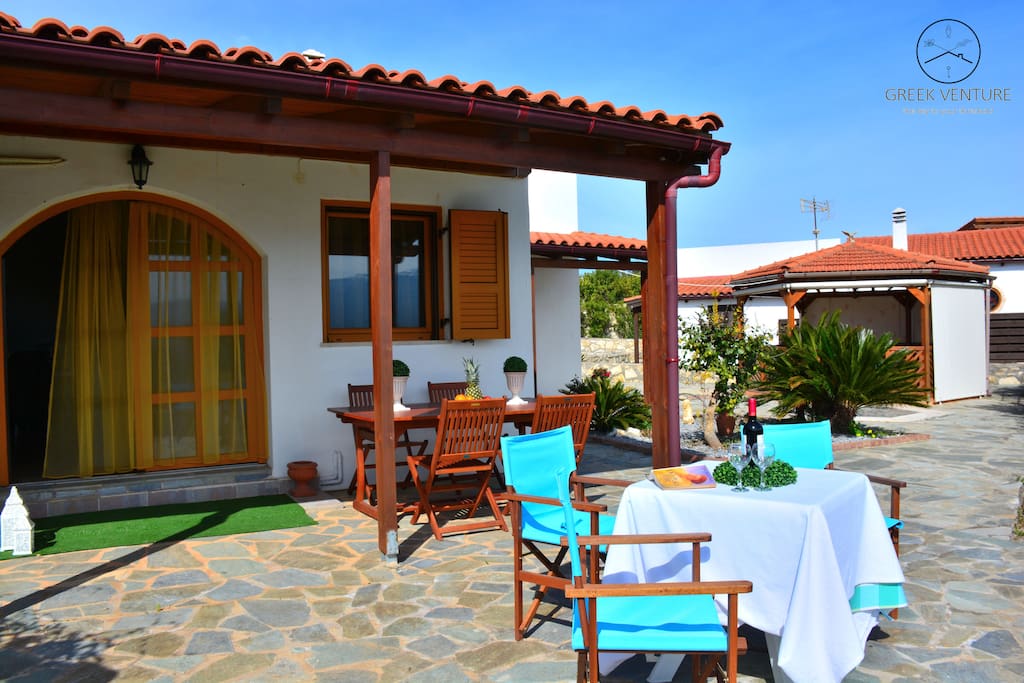 KIOSK & FRONT YARD