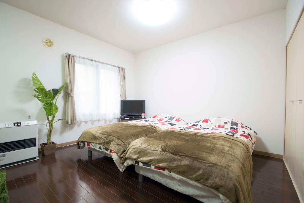 5 single beds, 1 futon