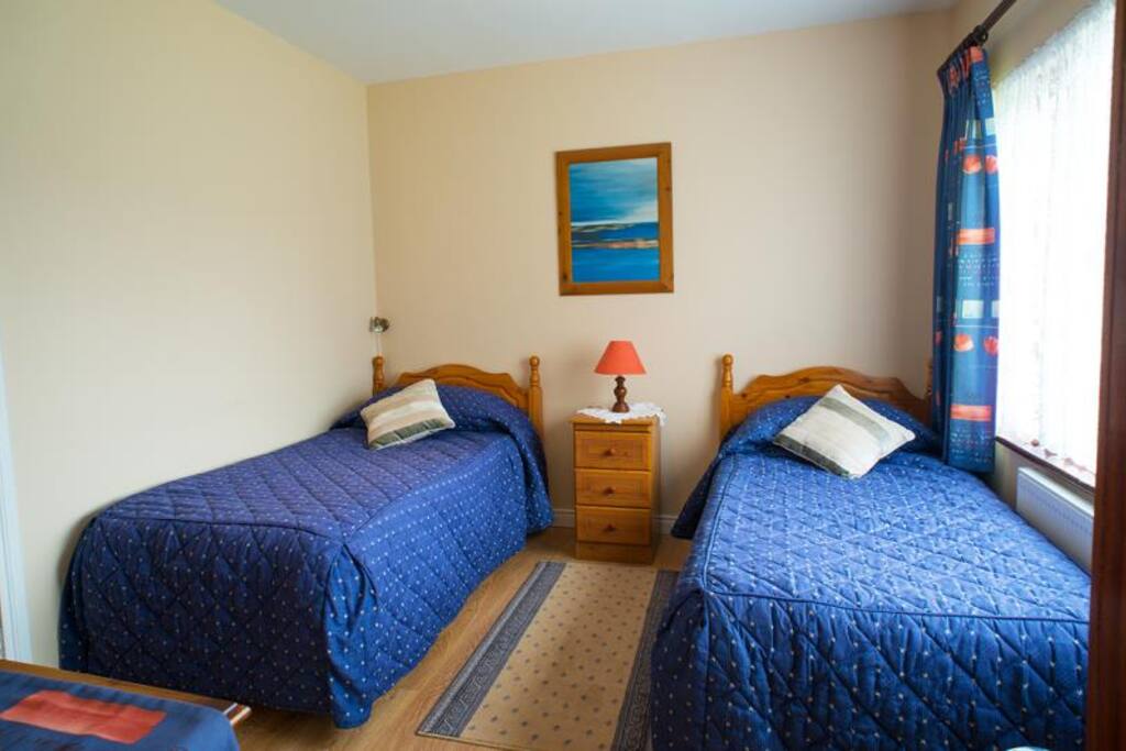 Twin room with en suite bathroom