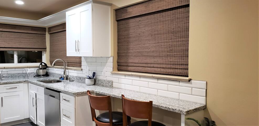 Sleeps 18 Beautiful 5 Bdrm Cozy Peaceful City Home gallery image 4