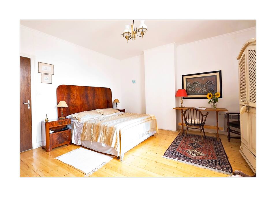 Guest Room 1 with Queen size bed, walk-in closet, en-suite shower room and toilet.