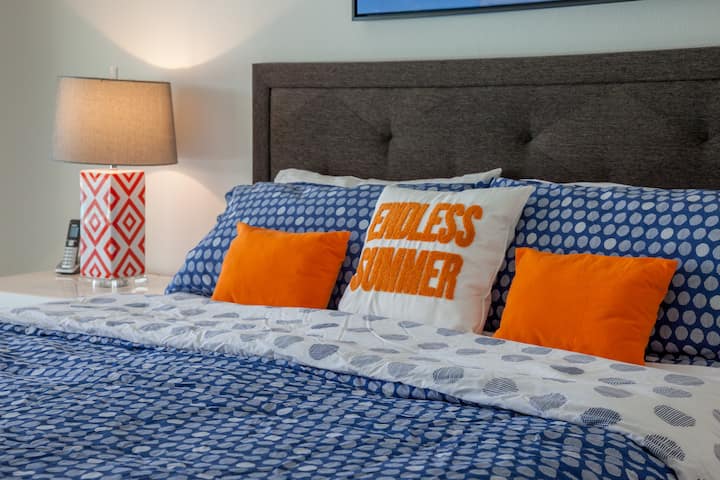 ห้องนอนใหญ่ - เตียงคิงไซส์แคลิฟอร์เนียพร้อมตู้เสื้อผ้าแบบวอล์กอินขนาดใหญ่  