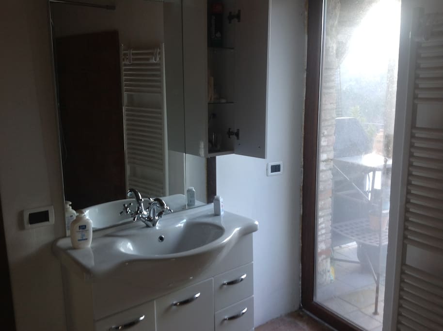 Second floor bathroom ( next to terrace)