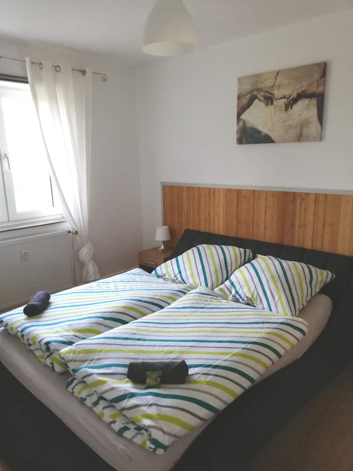 Zona de dormitorio con una cama doble. 