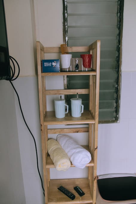 Woa la couples of things for you. Since a room is for 2 people, you have things in pairs: mug for your morning coffee, toothbrush cups, and bath towels. Box of tissues too in case Netflix and cry. Who knows.