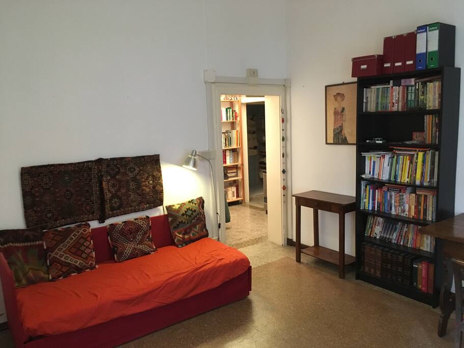 Stanza di ingresso con divano letto matrimoniale