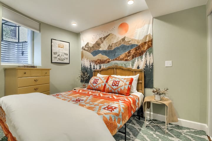 La decoración elegante y clásica de Colorado adorna el dormitorio principal. Dulces sueños.