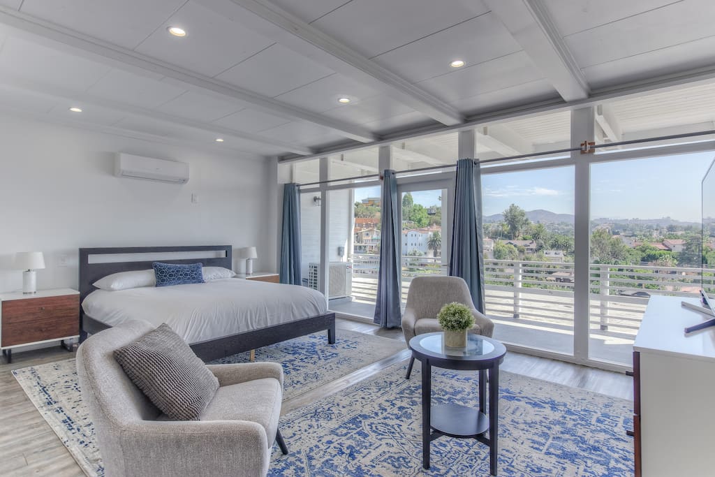 king size bed/ studio/ smart TV