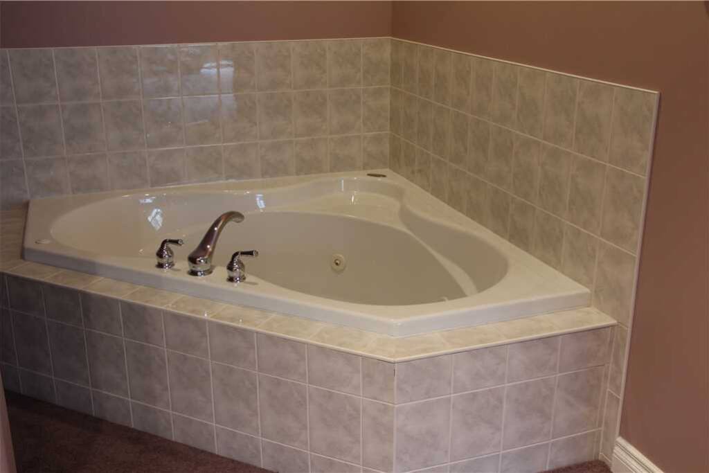 CR02 Master Bathroom 1