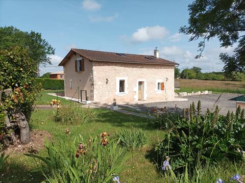 Air-conditioned cottage with pool and wifi