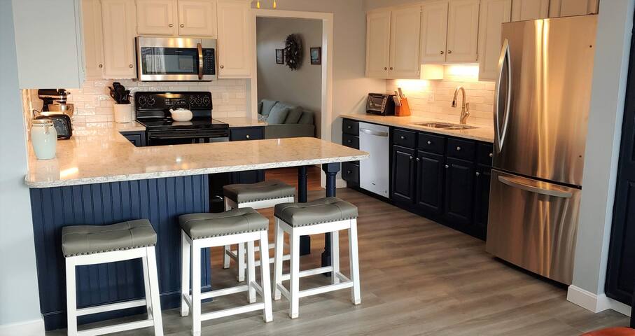 Private POOL, Central AC, Walk to beach, king MBR gallery image 4