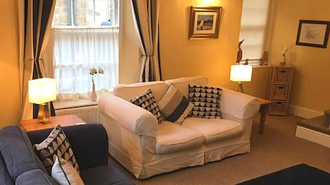 Popular Airbnb listing: Peaseblossom, Historic, Grade 2* Listed, Alnwick in Northumberland