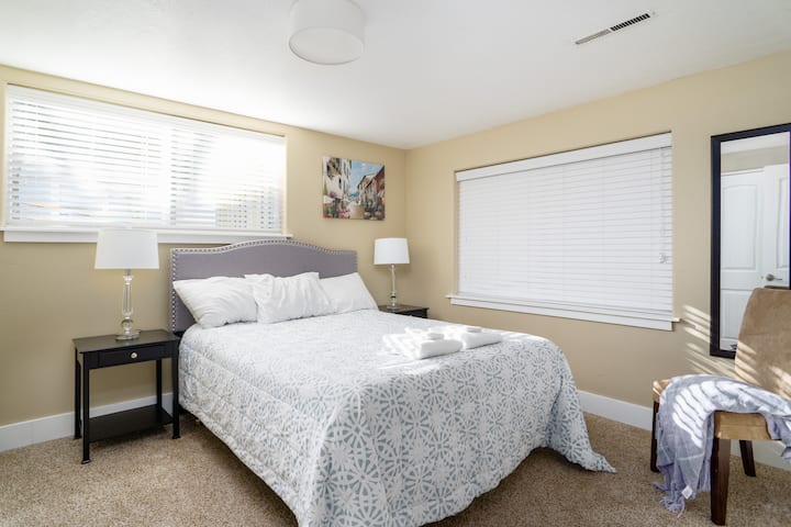 Još jedna soba s bračnim krevetom, na razini vrta. Mnogo svjetla jer je ova razina iznad zemlje