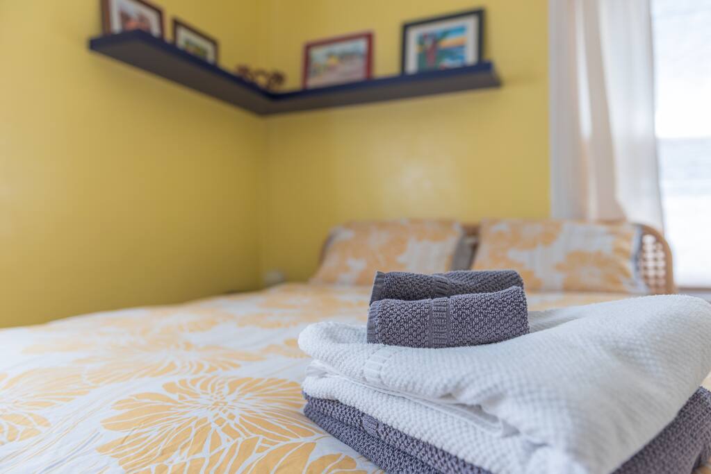 Fluffy down duvet with fresh, clean towels and wash cloths