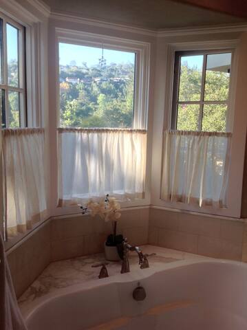 4br/3ba Beautiful Home with Great location! gallery image 5