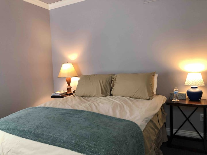 Втора спалня със самостоятелна баня, която има както душ, така и вана до коридора. 