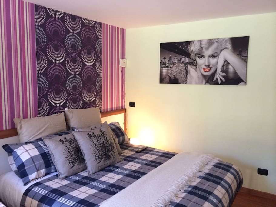 Camera matrimoniale con possibilità di aggiunta letto singolo, bagno con doccia e angolo cottura