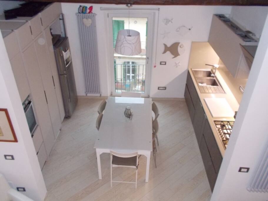 tavolo da pranzo e cucina a parete