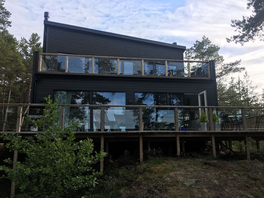Architect Thomas Sandell has designed the house. He is known for designing the Modern Museum in Stockholm, the Stockholm Stock Exchange, Gåshaga Pier etc.