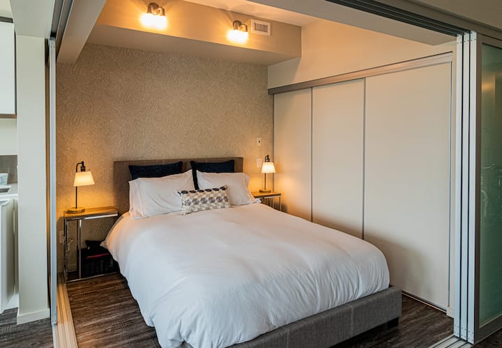 Დაისვენეთ კომფორტულ საწოლში და შეაერთეთ ელექტრომოწყობილობები თითოეულ ლამპაში არსებულ დამტენ სადგურში.