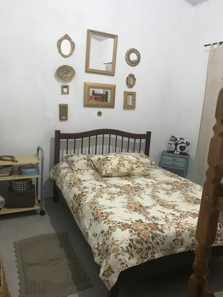 房间1配有一张双人床和双层床