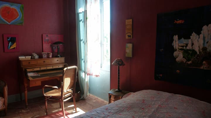 Основна спалня - осветена спалня с двойно легло king size