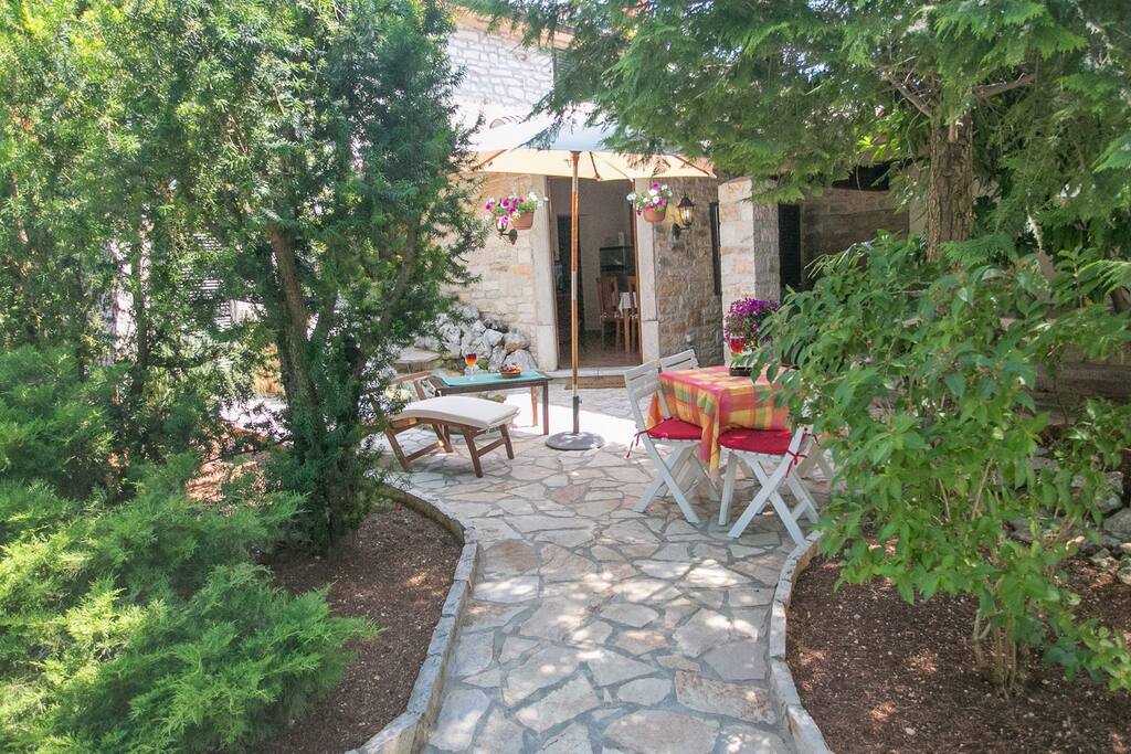 The apartment Idila is located in a stone house and here you can relax and spend wonderful evenings.