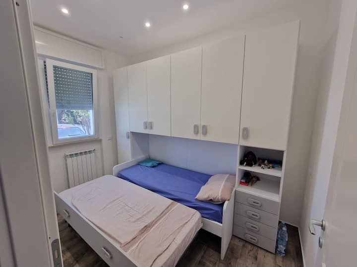 Dhomë gjumi me dy krevate të rehatshëm